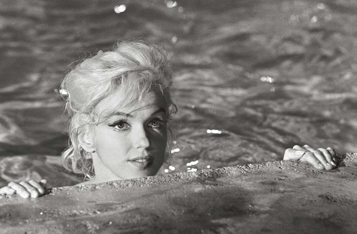 So schaut nur eine: Marilyn Monroe im Pool. Foto: Lawrence Schiller/Courtesy TASCHEN and Steven Kasher Gallery
