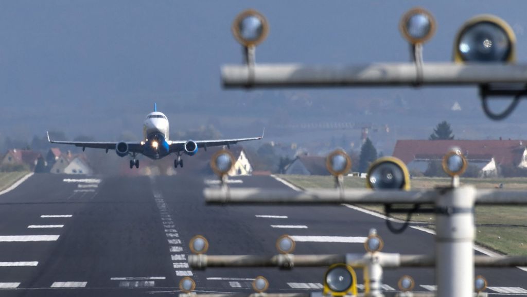 Alarm am Bodensee-Airport Friedrichshafen: Flugzeug verliert Reifenteile