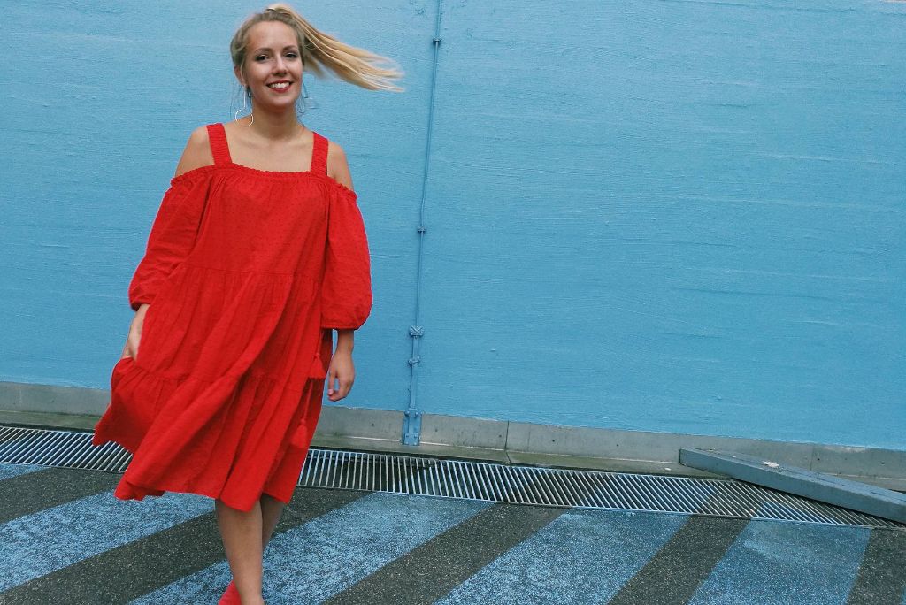 Ihr rotes Kleid ist aus dem H&M-Sale. (Das Gerber, Sophienstr. 21)