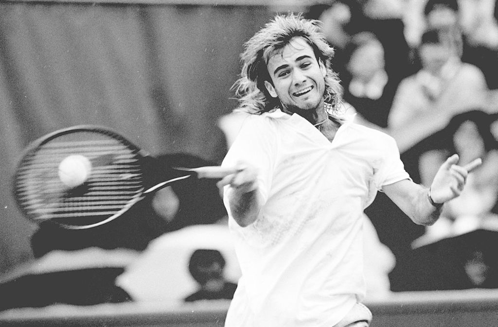 1990: Andre Agassi war der erste ATP-Weltmeister, der in der Frankfurter Festhalle gekrönt wurde. In einem überragenden Match setzte sich der US-Amerikaner mit 5:7, 7:6, 7:5, 6:2 gegen den Schweden Stefan Edberg durch, der im selben Jahr zum zweiten Mal in seiner Karriere Wimbledon gewonnen hatte. Es blieb Agassis einziger WM-Titel: 1999, 2000 und 2003 unterlag er jeweils im Finale.