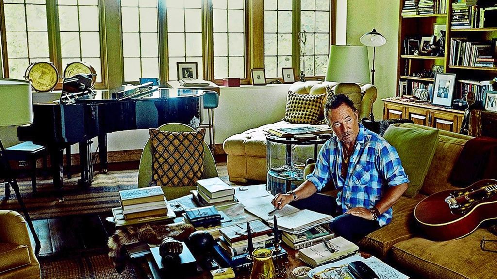  Bruce Springsteen legt seine Autobiografie vor. In „Born to run“ erzählt der amerikanische Rockmusiker so umfangreich wie erhellend seinen Aufstieg aus kleinen Verhältnissen zum Superstar. 