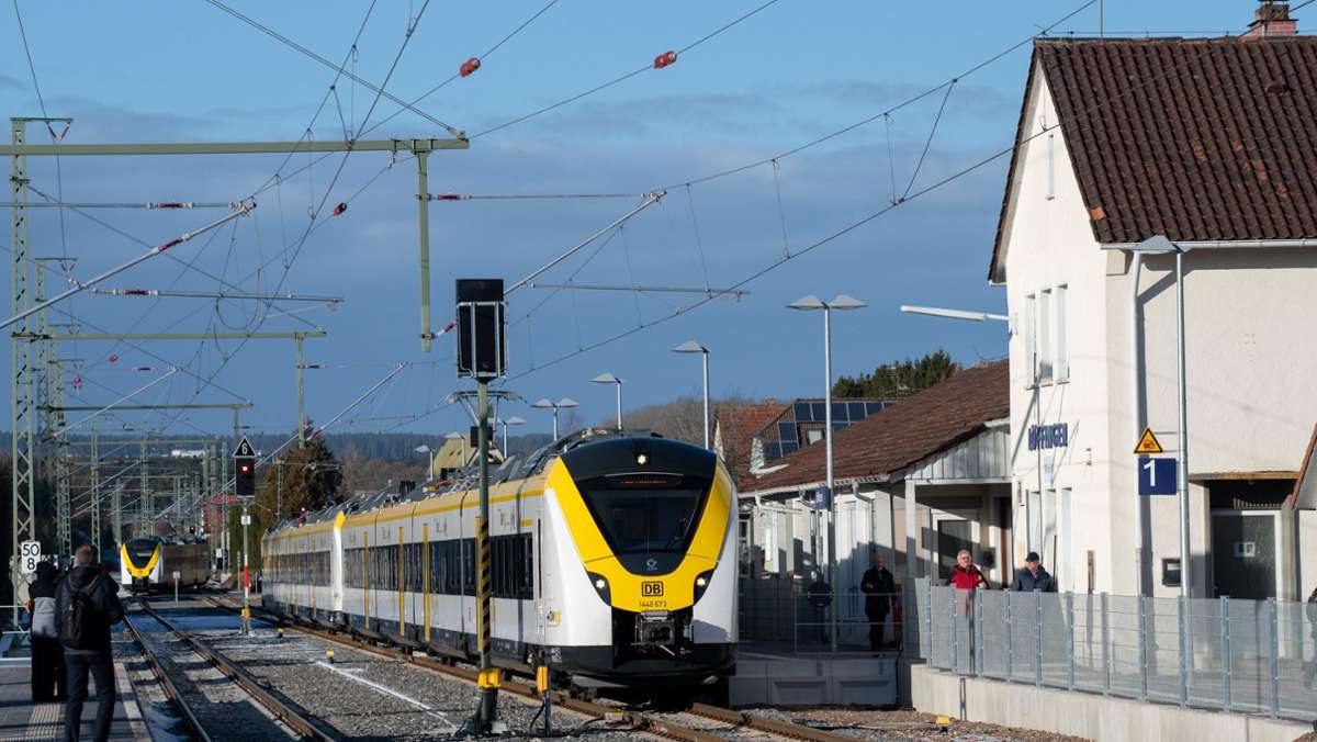  Das Verkehrsministerium kündigt die Elektrifizierung der Ammertal-Bahn von Herrenberg nach Tübingen an. 