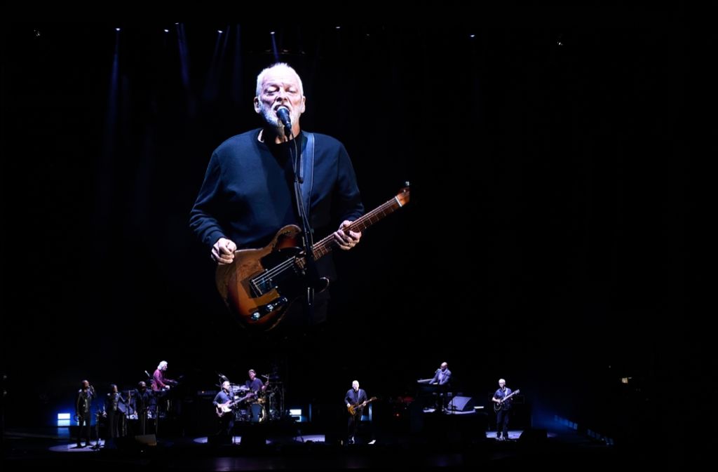 David Gilmour live mit Band und als überlebensgroße Videoprojektion am Donnerstag beim Auftritt im Ehrenhof des Neuen Schlosses in Stuttgart