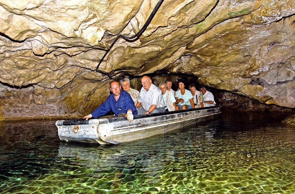 Tief im Erdinneren: Die Wimsener Höhle im Geopark Schwäbische Alb ist Deutschlands einzig befahrbare Wasserhöhle.
