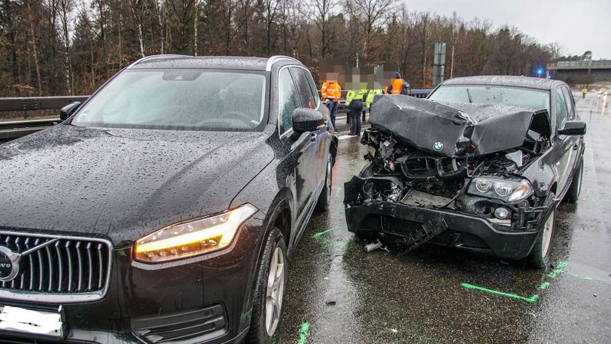 A8 bei Stuttgart: Drei Verletzte nach schwerem Unfall mit zwei Autos