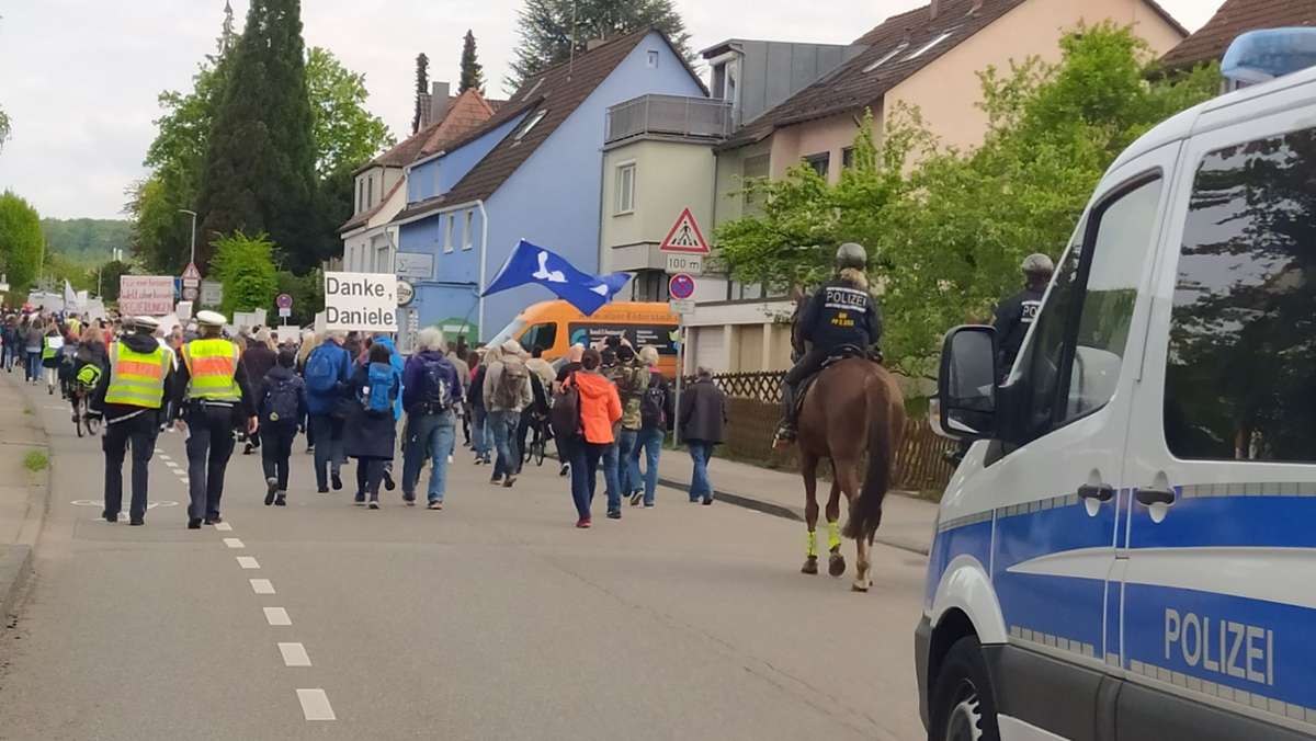 Umstrittener Historiker in Leinfelden: Großes Polizeiaufgebot bei Demos rund um  Ganser-Auftritt