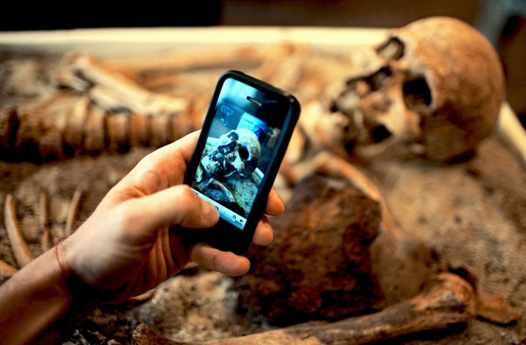 Begräbnis-Ritus: Dieses Skelett aus dem 12. bis 14. Jahrhundert wurde in Bulgarien gefunden. Es weist Spuren eines rituellen Vampir-Begräbnisses auf. Beide Hände sind mit Eisennägeln an den Sarg genagelt.