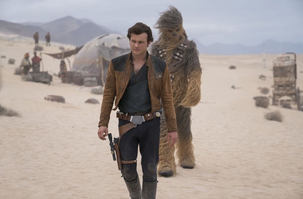 Alden Ehrenreich (hier mit   Joonas Suotamo als Chewbacca) ist ein schmucker Cowboy, bleibt    als Titelheld in „Solo – A Star Wars Story“  aber eher ein Leichtgewicht Foto: Disney