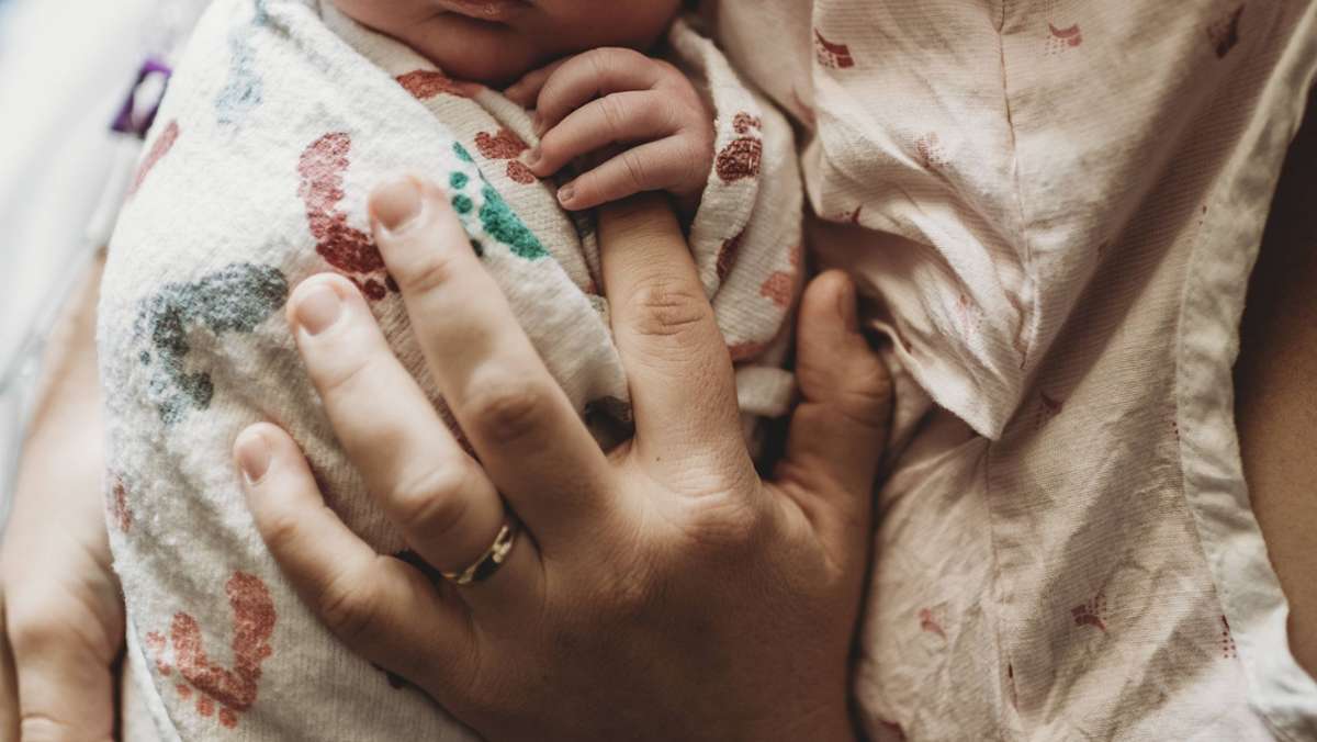  Eine Leserin meldet sich, sie hat kürzlich ein Kind geboren. Dabei ist ihr „Cytotec“ zur Geburtseinleitung verabreicht worden. Im Internet findet sie Berichte, die schwere Nebenwirkungen des Medikaments beschreiben. Ein Stuttgarter Arzt klärt auf. 
