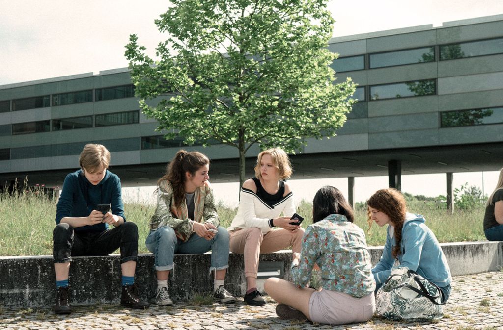 An der Schule: Jennifer Reitwein (Emma Bading) im Schulhof mit Louise (Anna Jung), Vicky (Berit Vander), Rosario und Line (Nadja Sabersky).