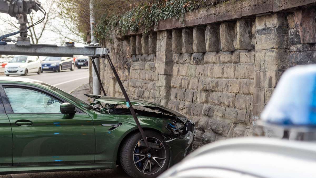 Unfall in Bad Cannstatt: Mann verliert Kontrolle über Sportwagen – 90.000 Euro Schaden