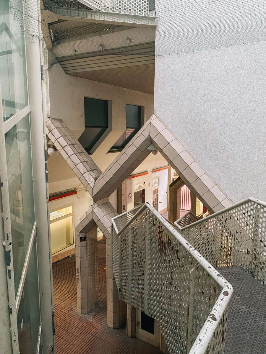 Das Treppenhaus der Schwaben-Bräu-Passage, das in die Prisma-Räume führt.