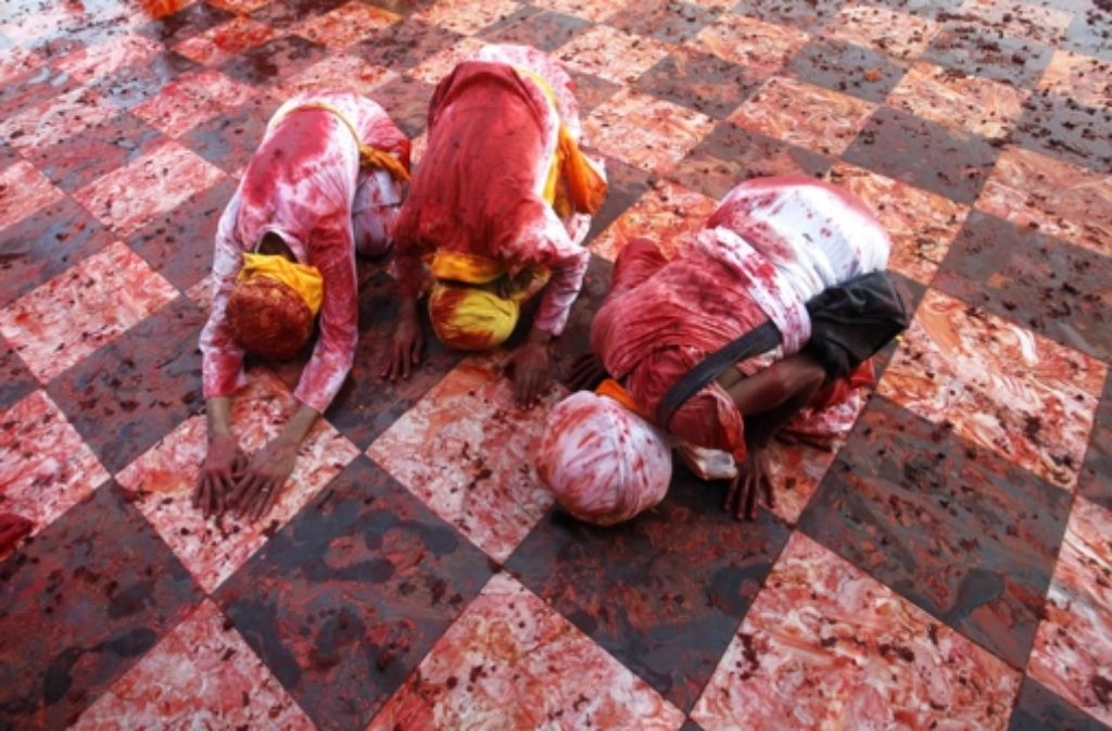 Gläubige Hindus beten während des Holi-Festes im Radha Rani Tempel, im Dorf Barsana.