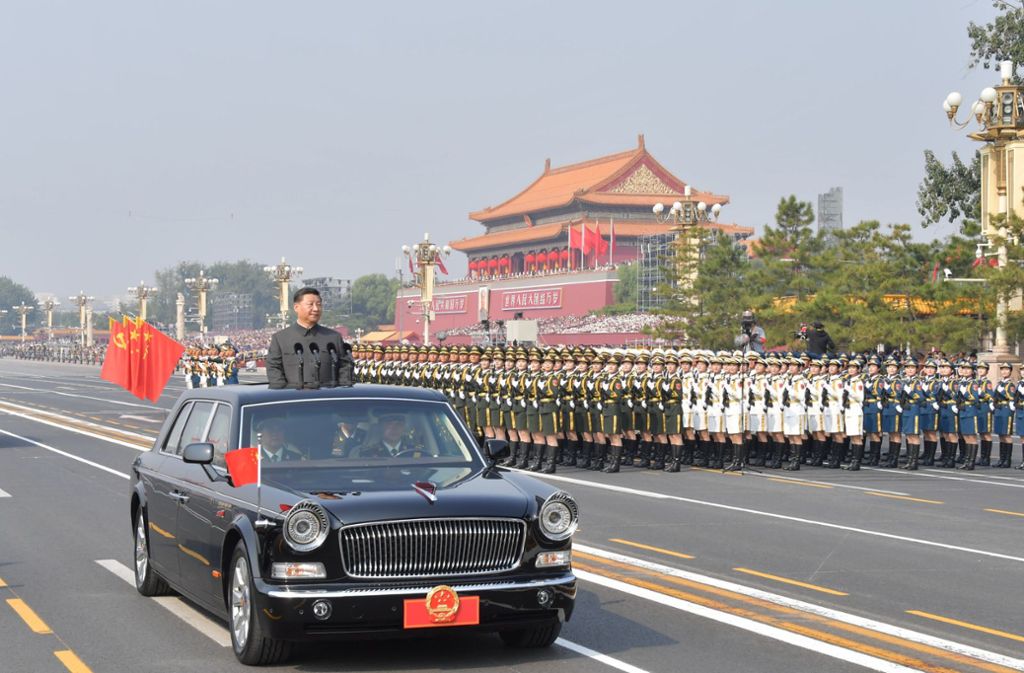 Der Präsident konnte aus dem Fahrzeug die Militär-Parade betrachten.
