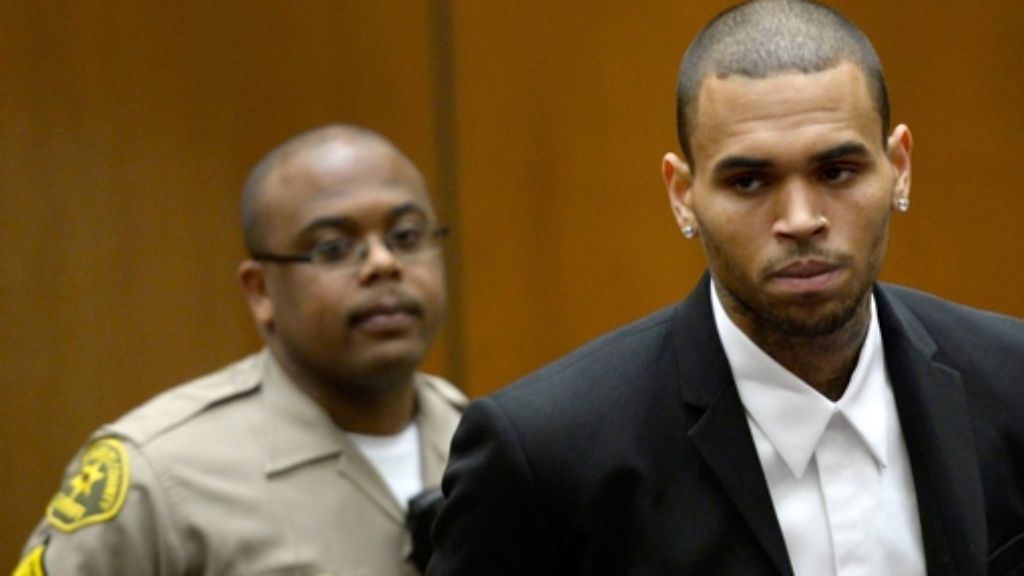  US-Sänger Chris Brown ist wieder einmal festgenommen worden, diesmal gleich aus einer Rehaklinik heraus. Die Hintergründe sind offiziell nicht bekannt - aber es scheint erneut um Browns altes Problem zu gehen. 