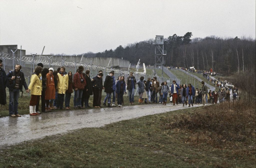 Menschenkette der Friedensbewegten in den 80er Jahren
