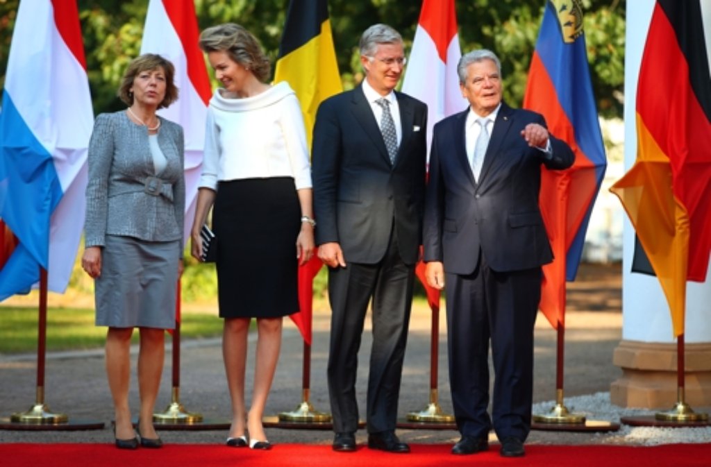 Bundespräsident Joachim Gauck (rechts) und seine Lebensgefährtin Daniela Schadt (links) mit dem belgischen Königspaar Mathilde und Philippe