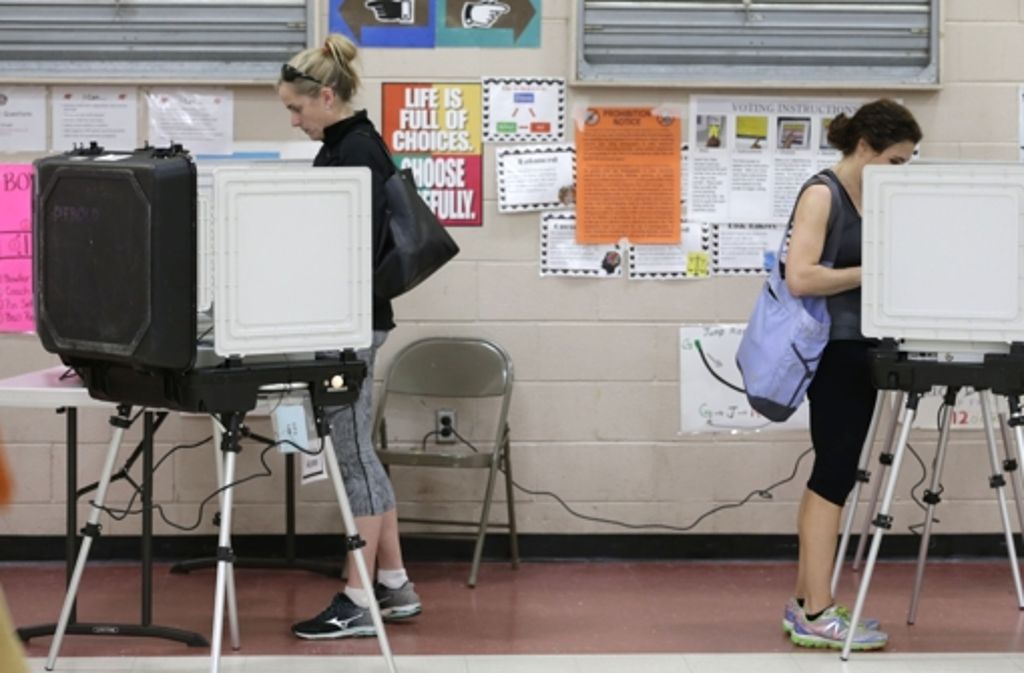 Im wärmeren Teil des Landes, in Virginia, treten die Wähler in kurzen Hosen an die (elektronischen) Wahlurnen. In den USA ist Wählen am Computer wesentlich weiter verbreitet als etwa in Deutschland.