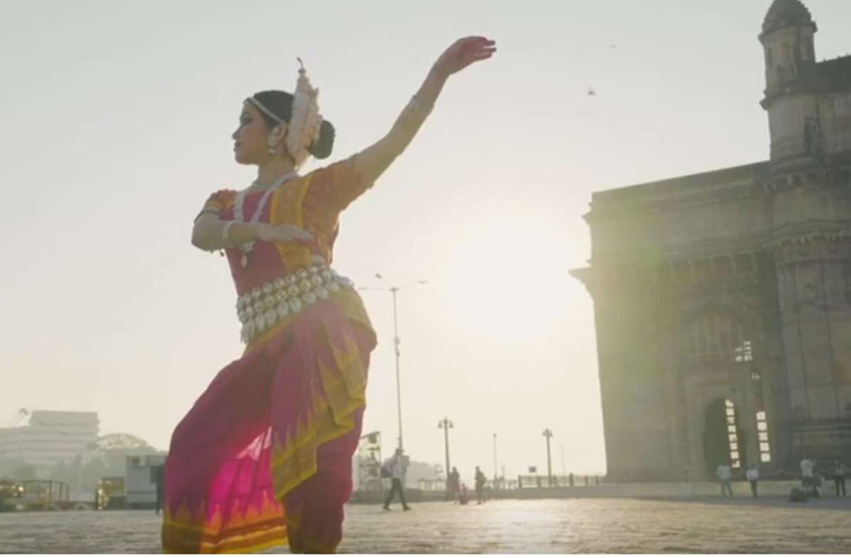 Klassisches Gipfeltreffen: Mitali Varadkar tanzt vor dem Gate of India...und Vincent Travnicek