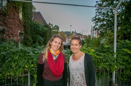 Die deutsch-amerikanische Freundschaft soll aufblühen: Annie King-Close (links) besuchte Esslingen und  Katrin Radtke, die Beauftragte für Städtepartnerschaften. Foto: Roberto Bulgrin