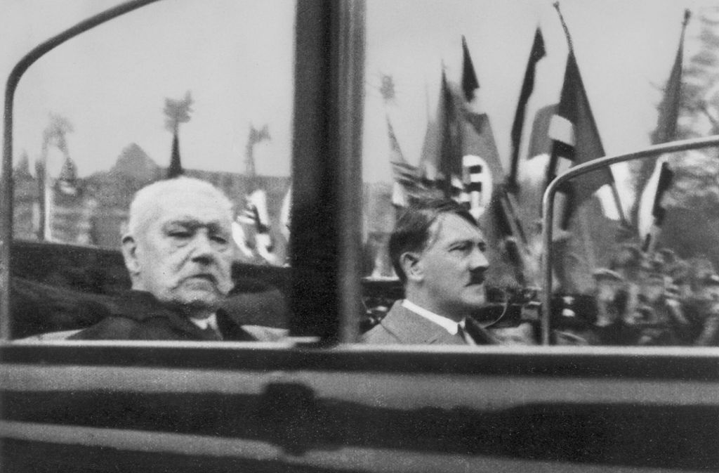 Paul von Hindenburg (links) und Adolf Hitler auf einer Mai-Kundgebung 1933. Foto: akg-Images