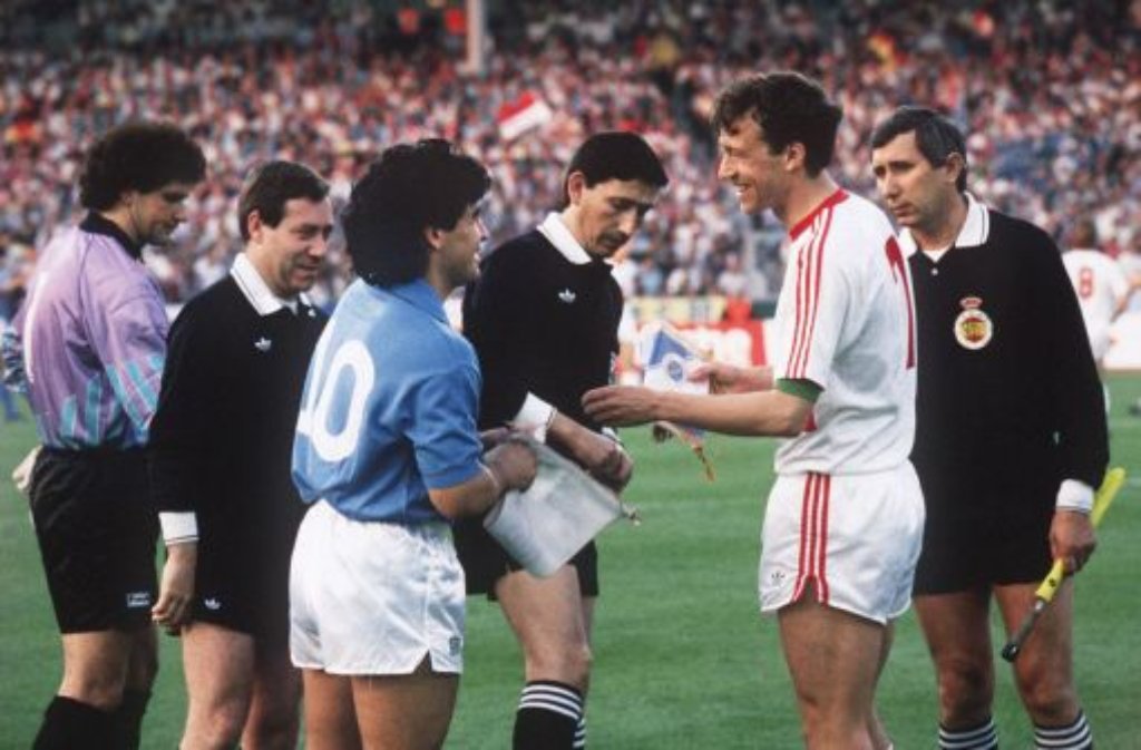... 1989 zog der Südmilch-VfB ins Uefa-Cup-Finale ein: Karl Allgöwer (Zweiter von rechts) tauschte mit seinem Kontrahenten, einem gewissen Diego Armando Maradona, zuvor die Wimpel aus. Doch trotz aller ...
