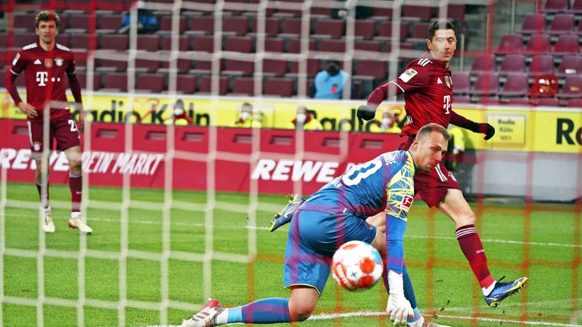  Robert Lewandowski vom FC Bayern knackt die nächste Rekordmarke und betreibt Eigenwerbung vor der Kür des Weltfußballers an diesem Montag in Zürich. Ex-VfB-Torjäger Fritz Walter traut dem Polen noch viel mehr zu. 