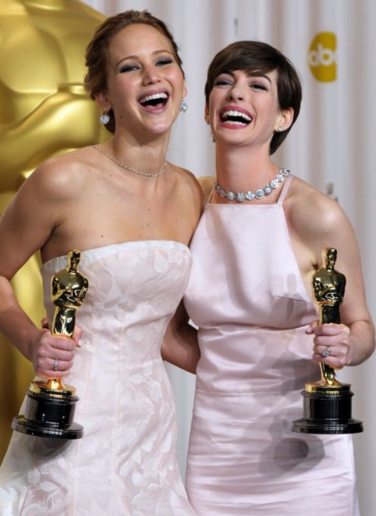 Zwei schönen Frauen in schönen Roben: Jennifer Lawrence (links) und Anne Hathaway.