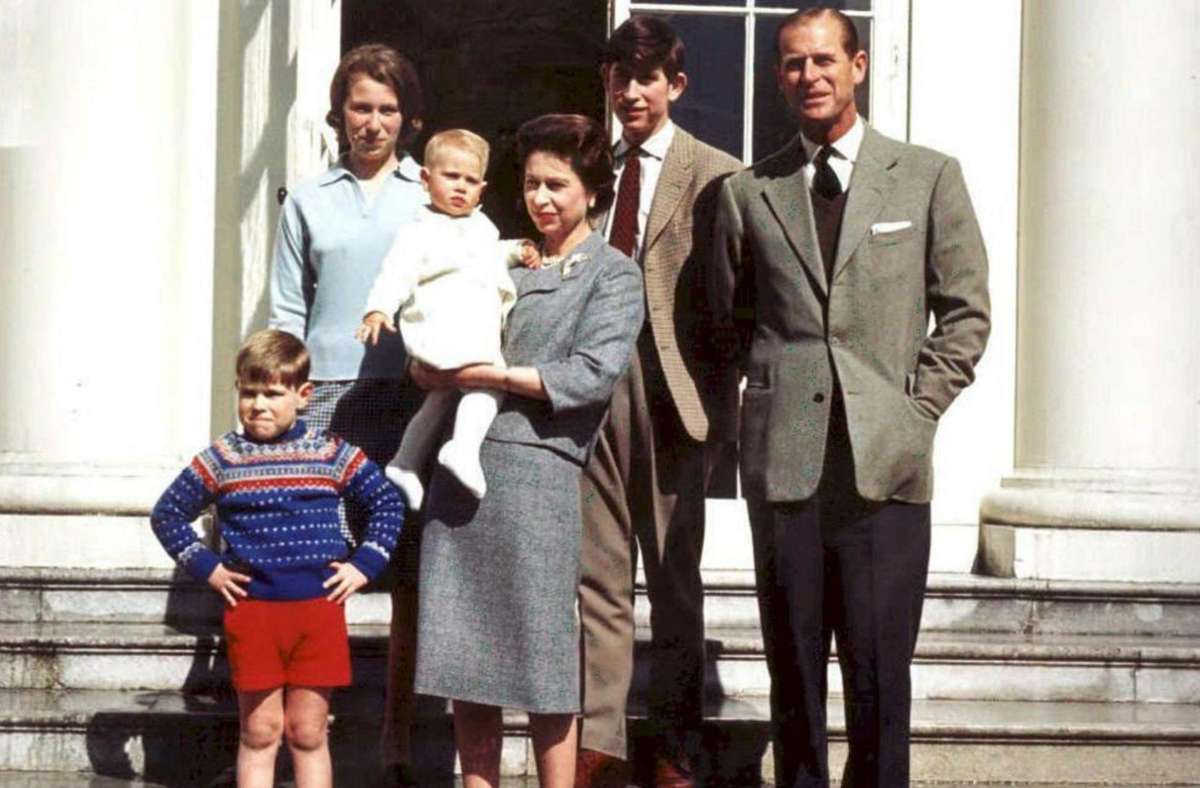 ... und mit der Geburt von Edward (Mitte) ist die Familie Windsor-Mountbatten 1964 komplett.