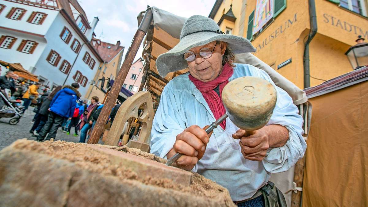 Weihnachtsmarkt Esslingen: Ein Steinmetz wie im Mittelalter