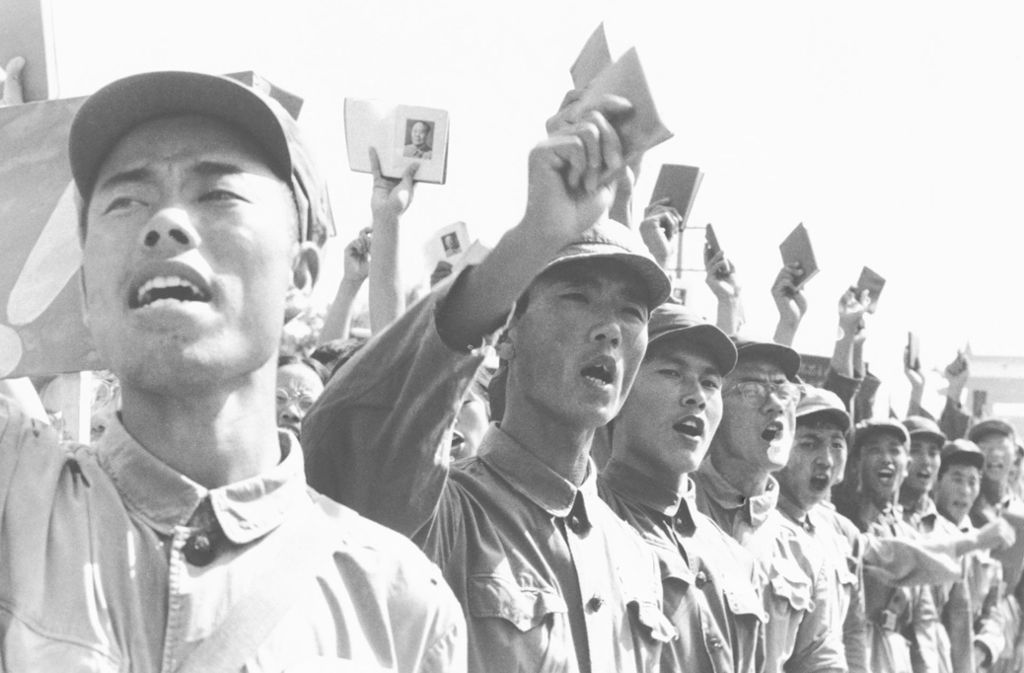 Mao verliert die Kontrolle über die Roten Garden. 1969 beendet er die Kulturrevolution. Millionen Studenten werden aufs Land geschickt, um „von den Bauern zu lernen“ und den Druck von der Straße zu nehmen. Wirklich beendet ist die Kampagne erst mit Maos Tod.