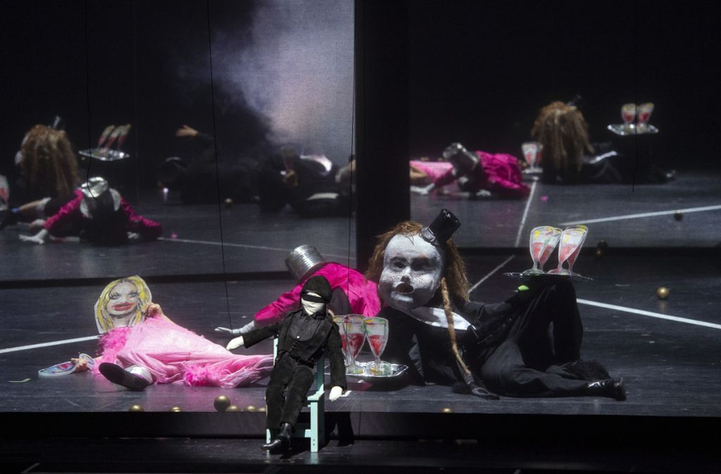 Dunkle Romantik: Szene aus Achim Freyers bildmächtiger Inszenierung von E.T.A. Hoffmanns „Der goldne“ Topf im Schauspielhaus Stuttgart