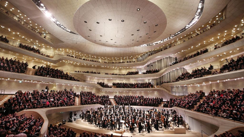  Auch vier Monate nach der Eröffnung ist die Nachfrage nach Tickets für Konzerte in der Elbphilharmonie ungebrochen hoch. Die Veranstalter überlegen nun, wie sie die Karten zukünftig gerechter verteilen können. 
