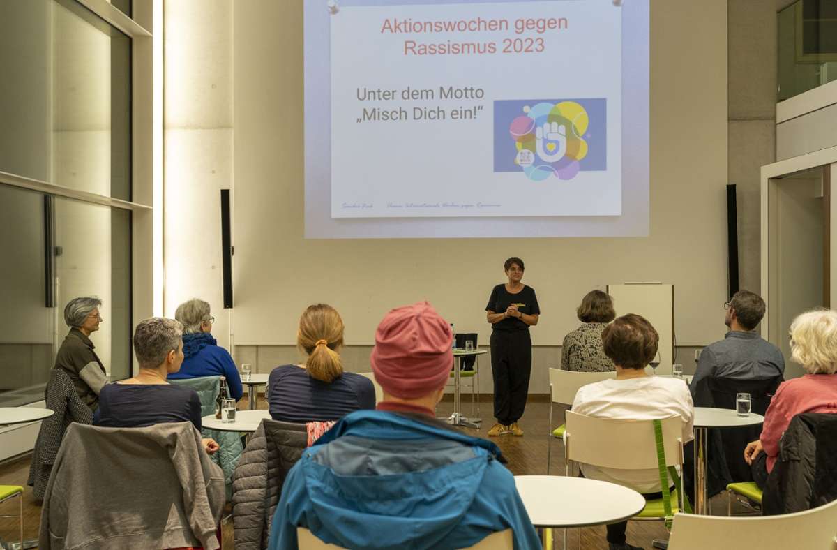 Sandra Fink referiert über Rassismus und gelungene Integration. Foto: /Jürgen Bach