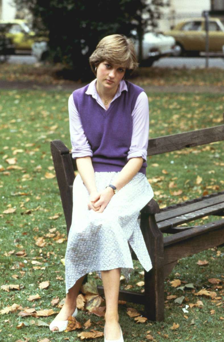 1980 bekam die britische Presse Wind davon, dass Prinz Charles ein Mädchen der englischen Upper Class datete. Lady Diana Spencer arbeitete als Kindergärtnerin. Also machten sich die Fotografen auf zum Young-England-Kindergarten – und die 19-jährige Diana ließ sich bereitwillig ablichten. In Pullunder, Bluse und leicht durchscheinendem Blümchenrock betrat Lady Diana Spencer die royale Bühne.