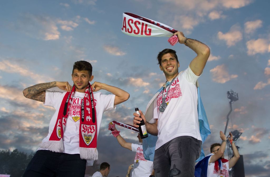 Matthias Zimmermann (links) und Emiliano Insua lassen sich feiern.