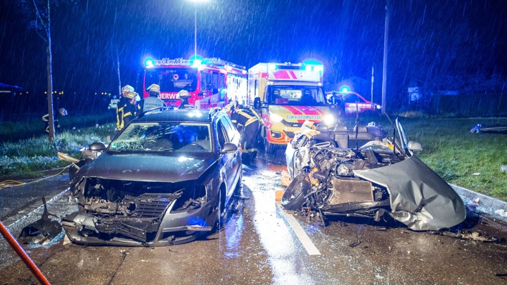 Schwerer Unfall in Stuttgart-Weilimdorf: Frontalcrash fordert zwei Schwerverletzte
