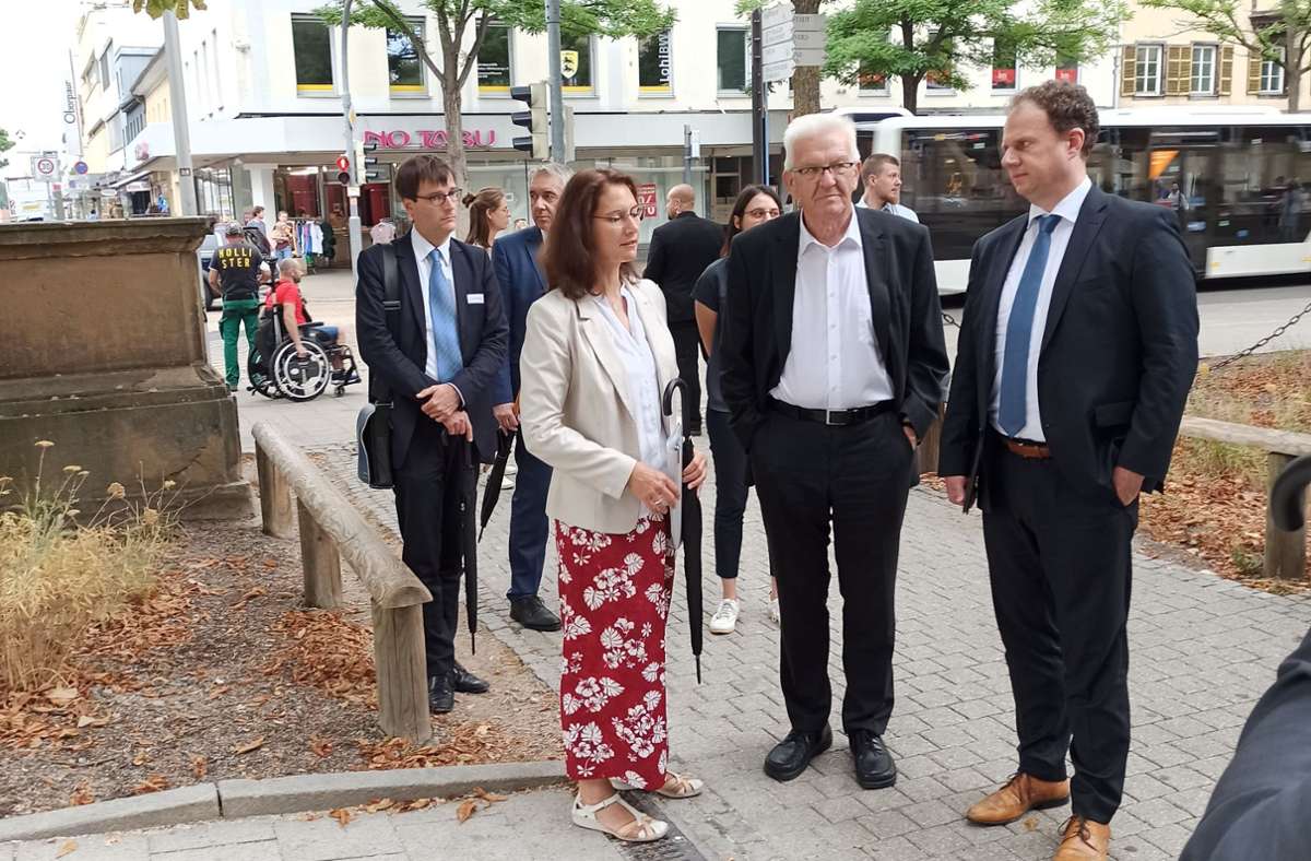 In Ludwigsburg hat sich Winfried Kretschmann ein Bild vom Arsenalplatz gemacht und sich alles von Oberbürgermeister Matthias Knecht (rechts) und Baubürgermeisterin Andrea Schwarz erklären lassen . . .