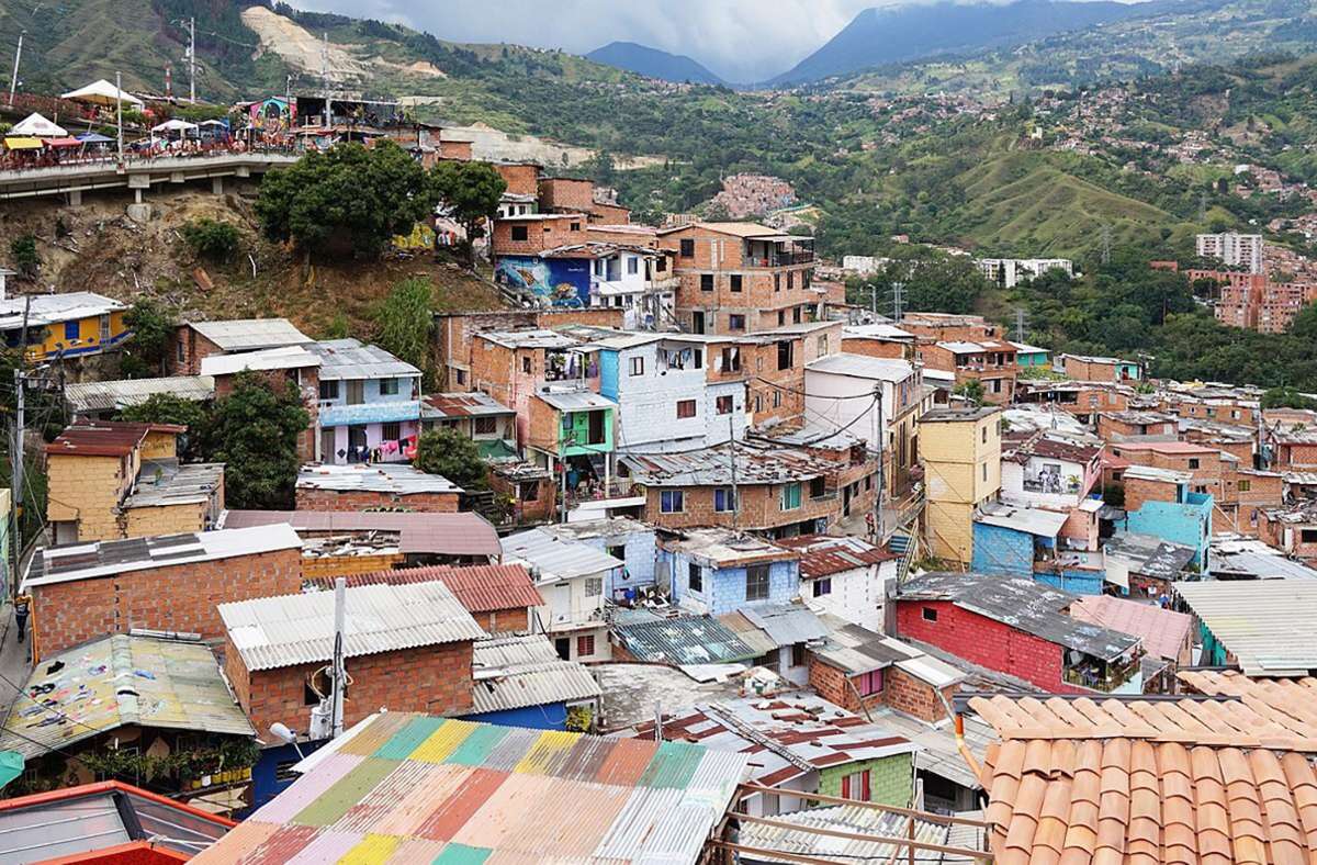 Eine ganz besondere Bedeutung haben Rolltreppen im kolumbianischen Medellín. Jahrzehntelang beherrschte Drogenkriminalität die Stadt, insbesondere die an steilen Berghängen gelegenen Armenviertel. Eines davon, die Comuna 13, bekam 2011 mehrere insgesamt 384 Meter lange Rolltreppen, die das Viertel besser zugänglich machten und dabei halfen, die Kriminalität in den Griff zu bekommen.