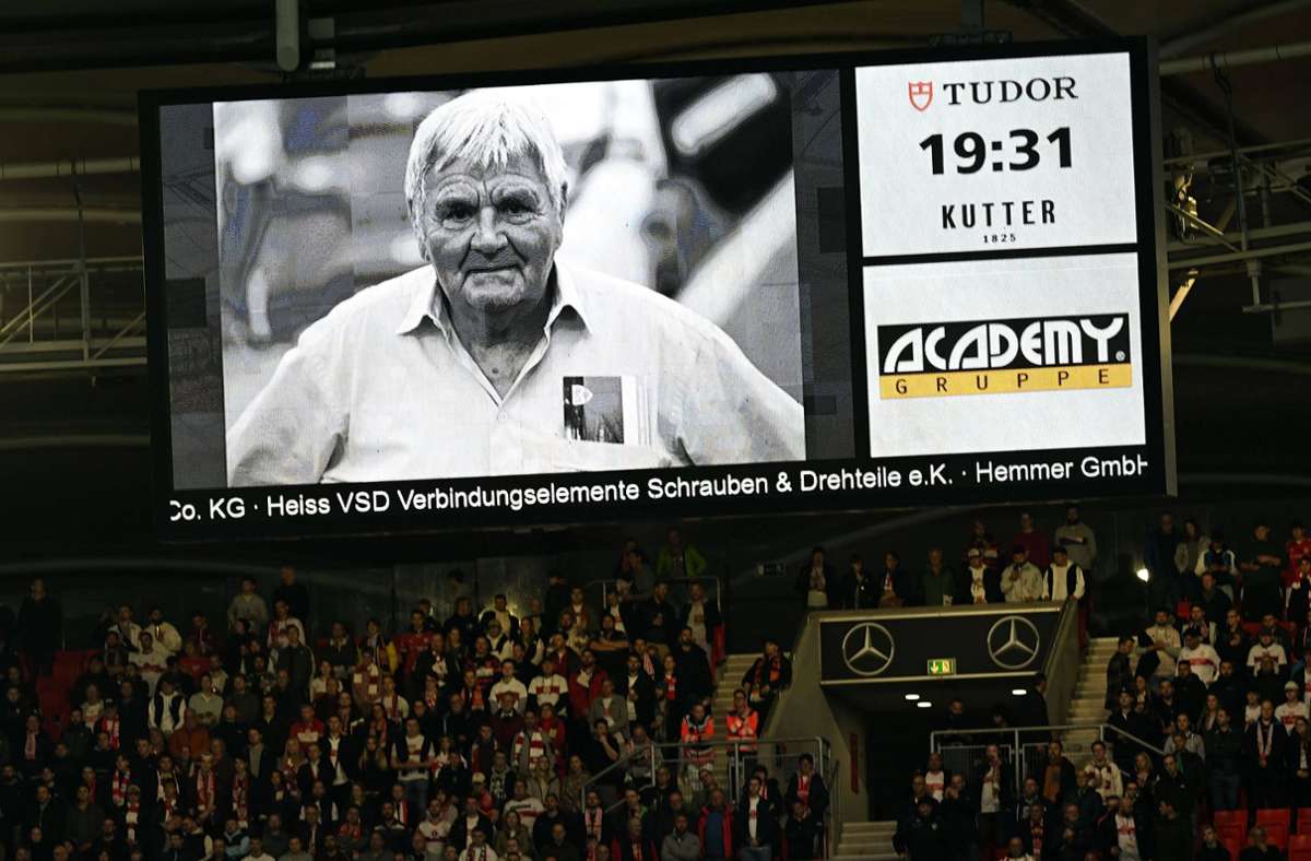 Die Fans des VfB Stuttgart trauerten im Jahr 2022 um Jürgen Sundermann.