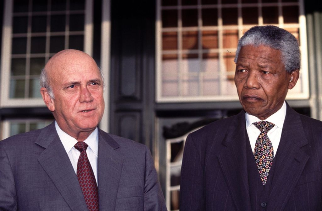 18. Mai 1994, Südafrika, Kapstadt: Der zuvor neu gewählte südafrikanische Präsident Nelson Mandela (rechts) und sein Vorgänger, der stellvertretende Präsident Frederik Willem De Klerk, geben eine Pressekonferenz zum Beginn ihrer gemeinsamen Arbeit in der neuen Regierung.
