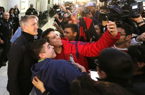 Die Fans von Chicago Fire empfangen Weltmeister Bastian Schweinsteiger am Flughafen. Foto: AP