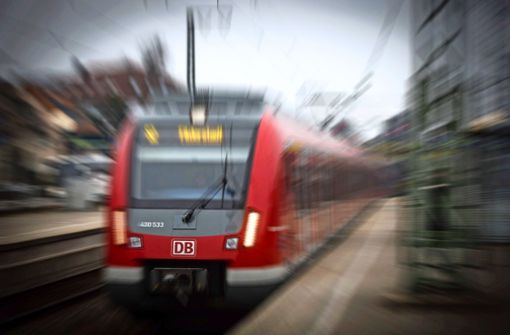 Die S-Bahn fährt in Stuttgart-Vaihingen ein  –  und die Polizei bekommt einiges zu tun. Foto:  