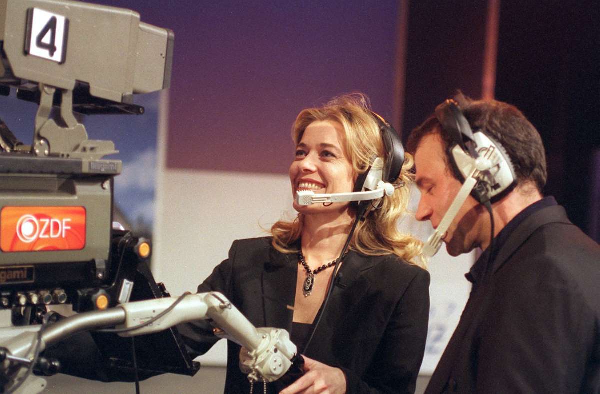 Die Schauspielerin Barbara Rudnik hat Spaß daran, die Kamera zu bedienen (in der Sendung vom 11. Dezember 1999). Foto: