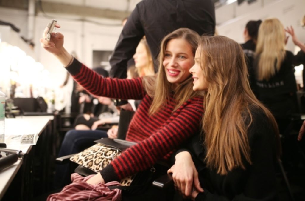 Bitte lächeln: diese Models machen vor der Laurel-Show ein Selfie hinter den Kulissen.