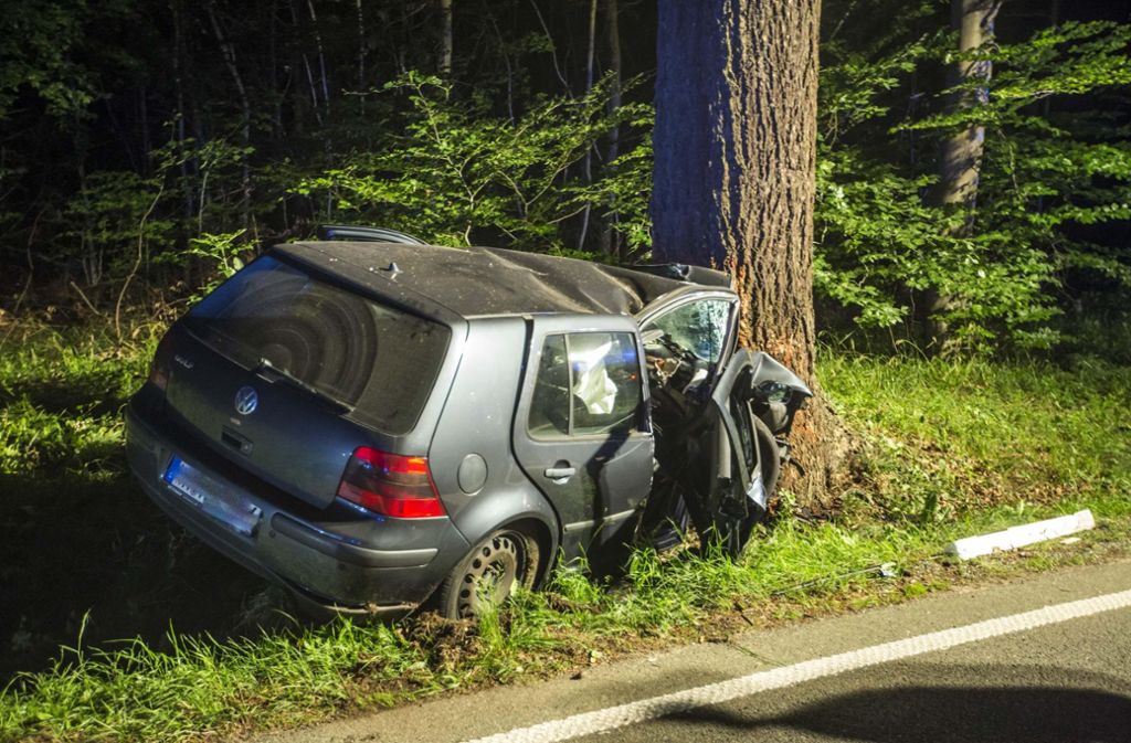 Ein Mann ist mit seinem Wagen im Rems-Murr-Kreis frontal gegen einen Baum geprallt .
