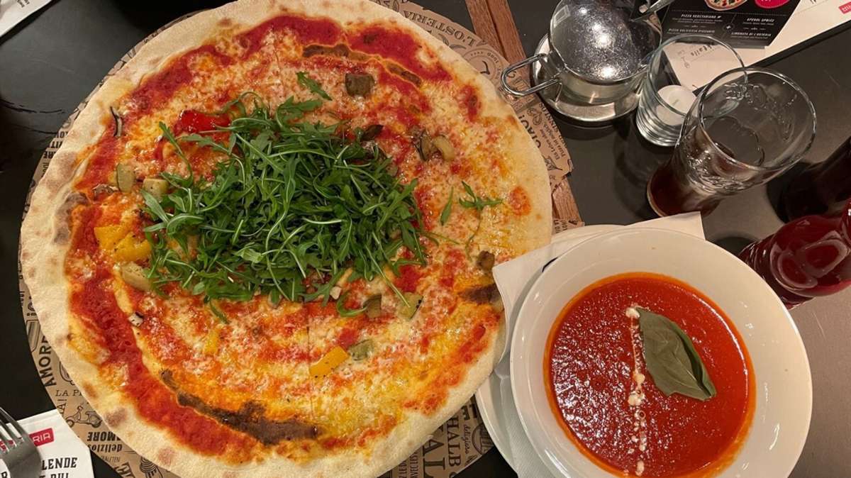 Die Pizza Vegetariana schlägt mit 15,50 Euro zu Buche. Die Getränke sind ebenfalls nicht wirklich günstig: Eine Cola (0,33 Liter) gibt es für 4,25 Euro, die hausgemachte Limonade mit Erdbeergeschmack (0,3 Liter) kostet 4,95 Euro.