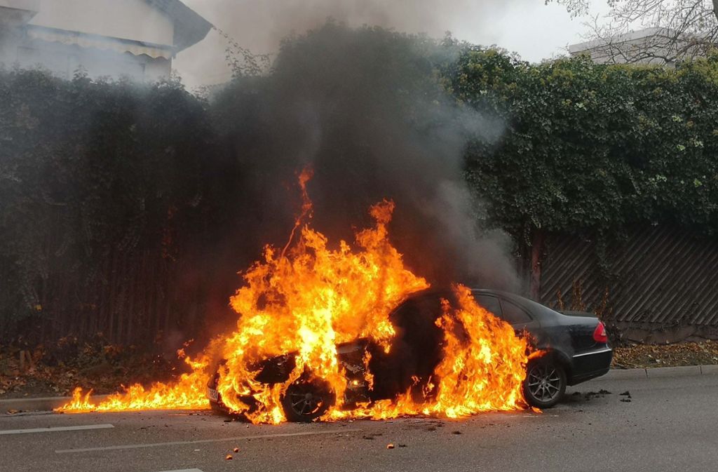 Helle Flammen schlagen aus der Mercedes E-Klasse.
