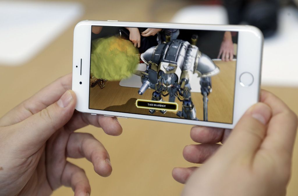 ... die neuen iPhones mit genügend Power für aufwendige Augmented-Reality-Anwendungen versorgt, mit der beispielsweise Szenen eines Computerspiels mit der reellen Umgebung vermengt werden.