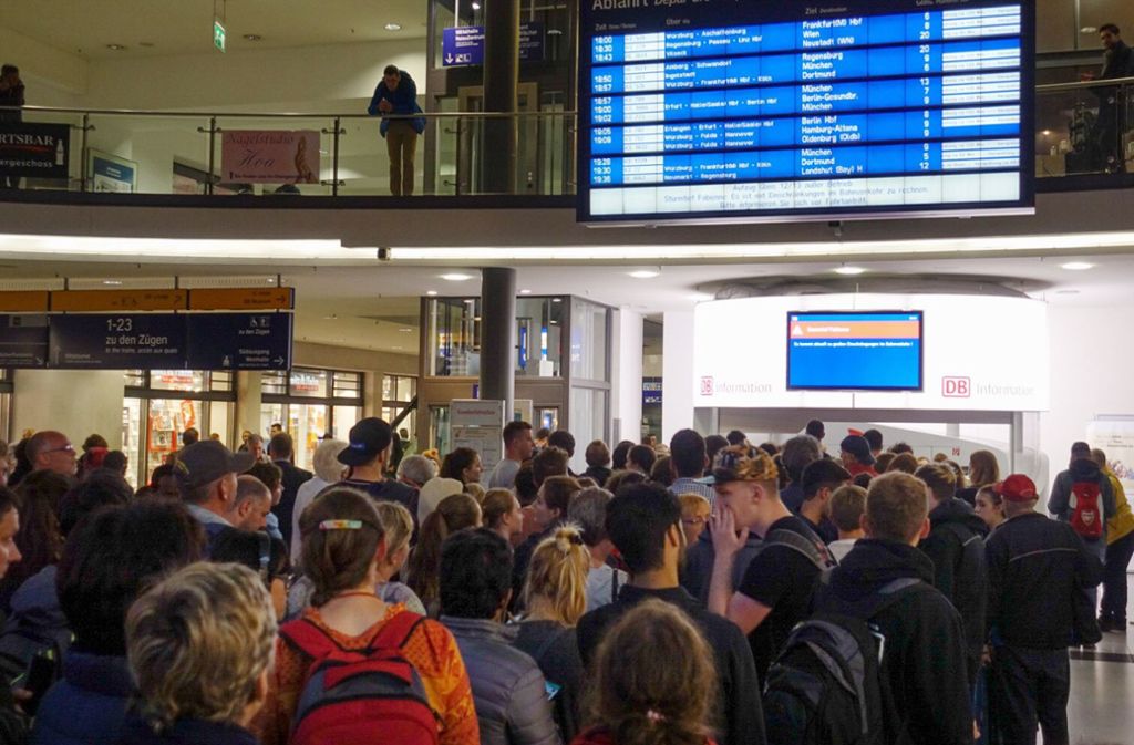 Am Hauptbahnhof in Nürnberg warteten Hunderte Zugreisende auf Verbindungen.